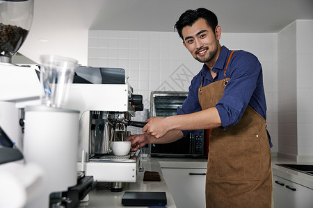 男性咖啡师操作咖啡机 图片