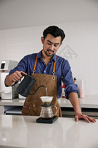 咖啡师制作手冲咖啡图片