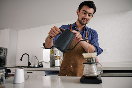 咖啡过滤器制作手冲咖啡的男性咖啡师背景