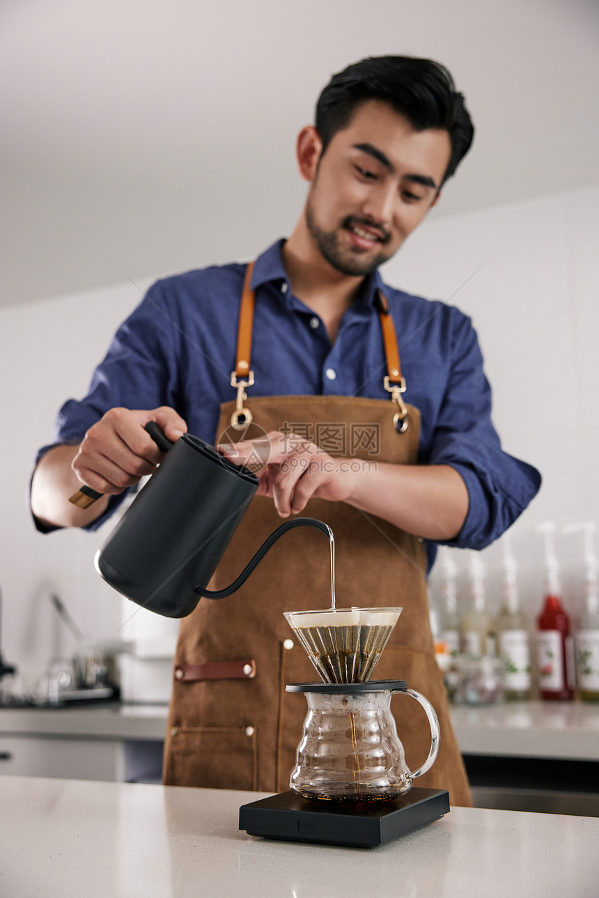 咖啡师用咖啡壶制作手冲咖啡图片