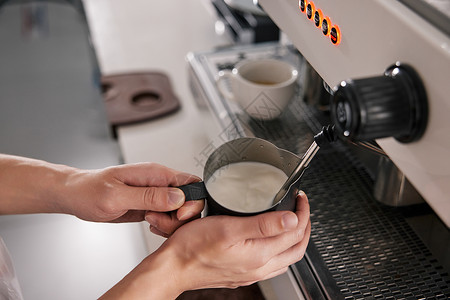 餐饮店长咖啡师用咖啡机打奶泡背景