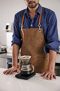 男性咖啡师制作手冲咖啡特写图片