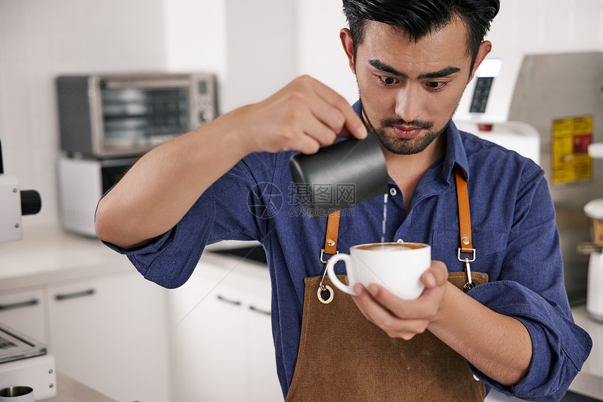 男性咖啡师制作咖啡拉花图片