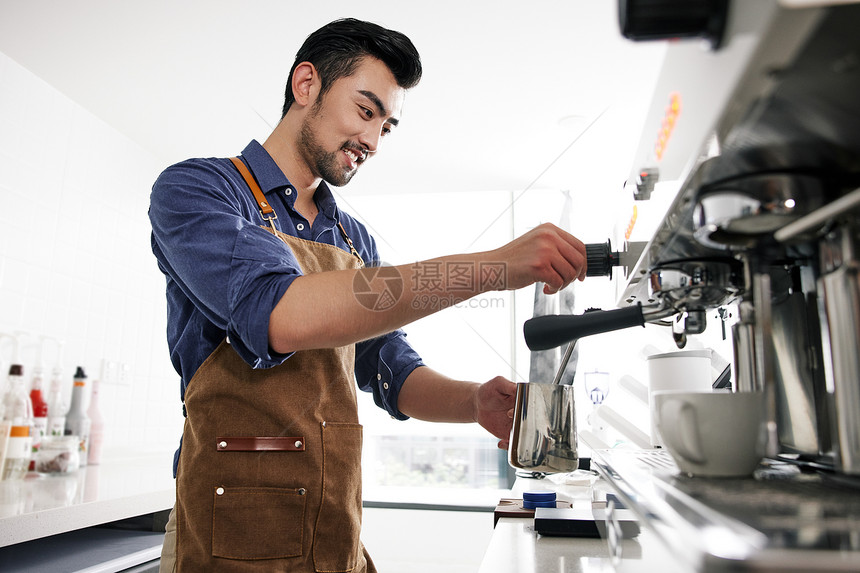 男性咖啡师操作咖啡机图片