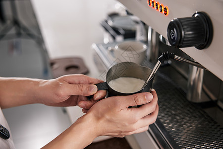 咖啡机制作奶泡特写高清图片