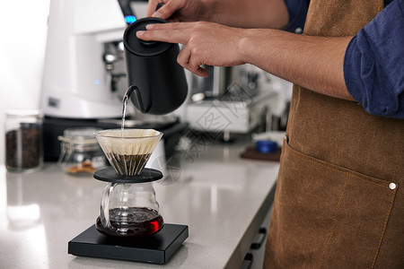 热水壶男性咖啡师制作手冲咖啡特写背景