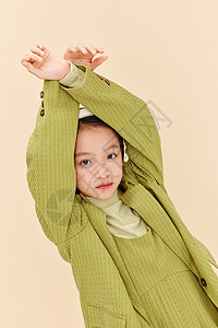 绿毛衣扮成熟的小女生摆拍背景