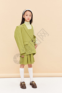 高冷模特身穿绿色成熟西装的小女生背景