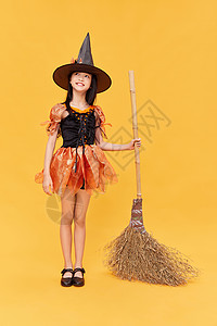 拿着笤帚的女巫拿着扫把的万圣节小女巫背景