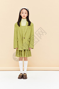 穿绿西装的冷酷小女孩形象高清图片