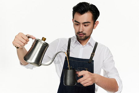 专注的咖啡师从壶里倒出咖啡背景图片
