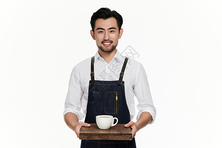 男性咖啡师端着咖啡面带微笑背景图片