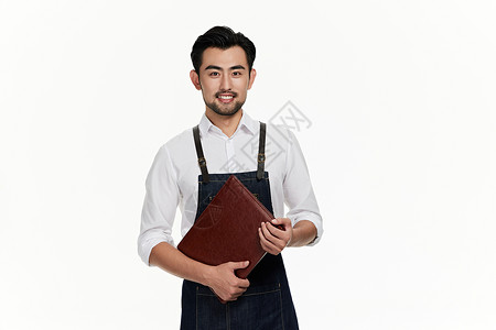 男性咖啡师拿着菜单面带微笑背景图片
