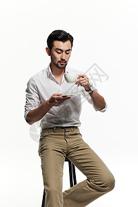 坐着喝咖啡的帅气男性图片