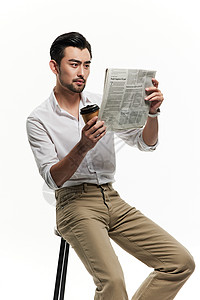 拿咖啡的男人看报纸图片