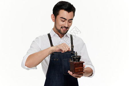 男性咖啡师使用手动磨粉机图片