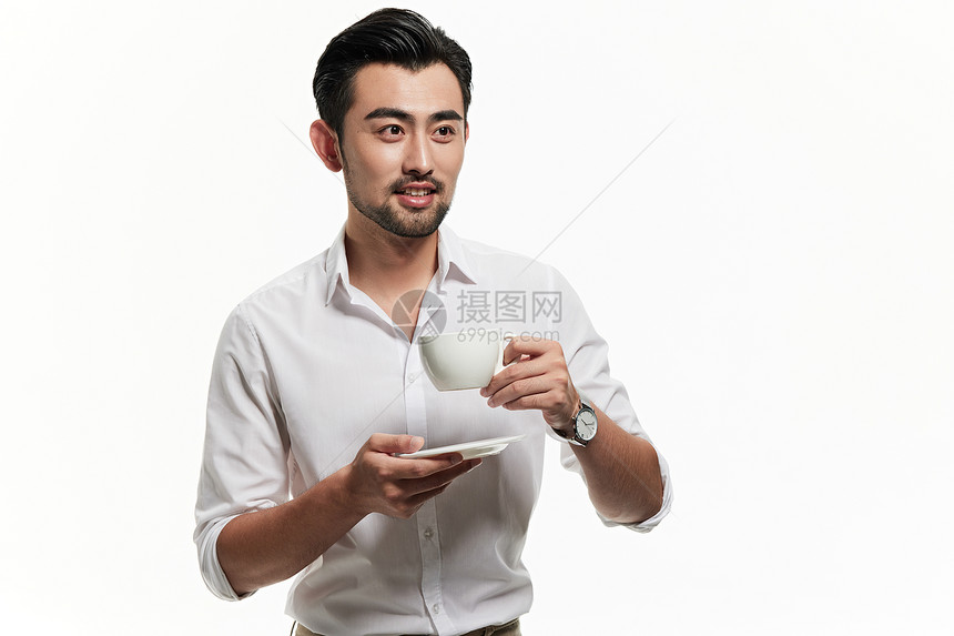 端着咖啡杯的年轻男人图片
