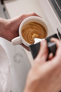 咖啡师在做拉花的特写图片