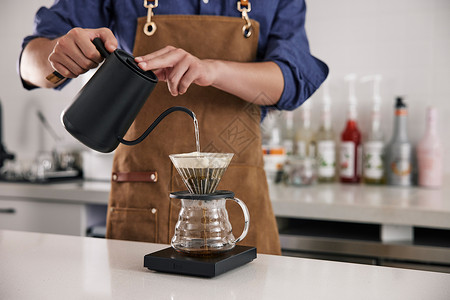 咖啡师制作手冲咖啡特写背景图片