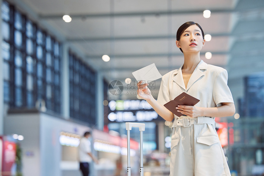 商务女性寻找登机口图片