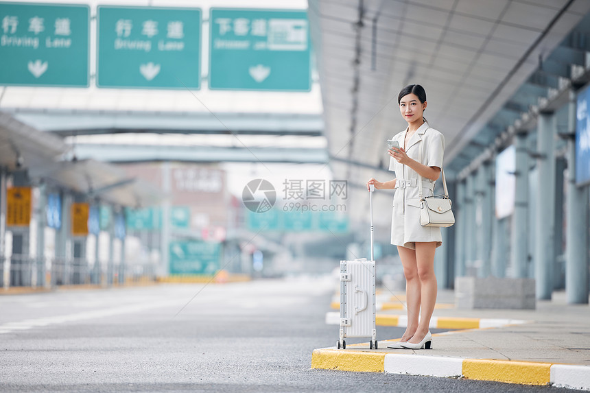 机场室外打车的商务女性图片