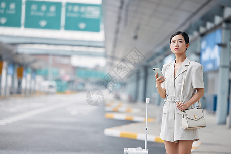 机场室外打车的商务女性图片