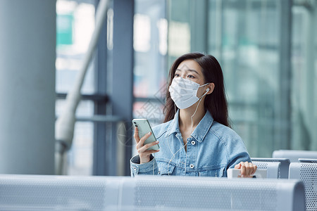 在机场等候飞机的女性图片