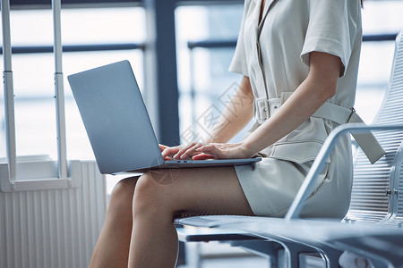 商务女性在候机厅使用笔记本电脑图片