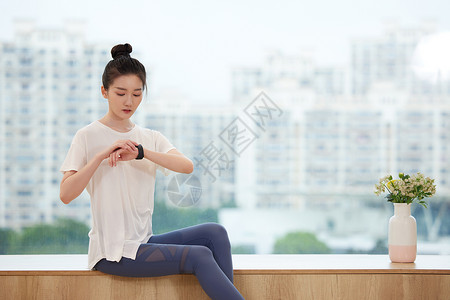 智能运动手表练瑜伽的女性使用智能手表背景
