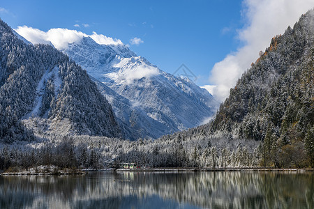 雪山倒影雪景四川阿坝州毕棚沟龙王海景区背景