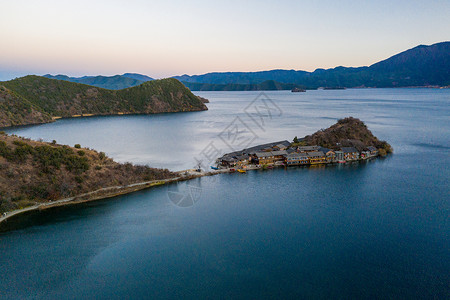 湖面晨光云南泸沽湖里格半岛日出背景