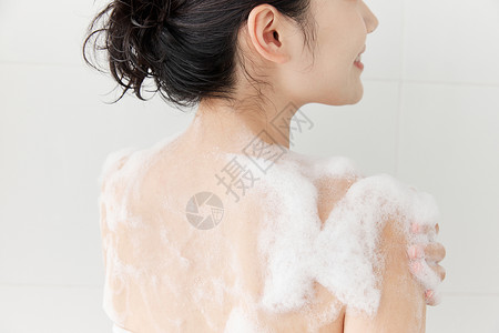 洗浴用品女性使用沐浴球洗澡背景