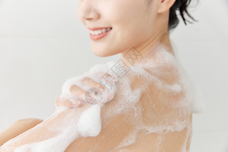 泡泡字体女性使用沐浴球洗澡背景