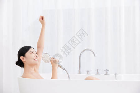浴缸泡泡青年女性洗泡泡手拿花洒唱歌背景