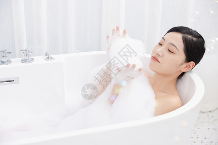 浴缸泡泡女性躺在浴缸洗泡泡浴玩泡泡背景