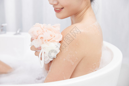年轻女性使用洗浴球洗澡特写高清图片