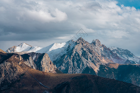 朱拉地区西藏业拉山垭口风景图背景