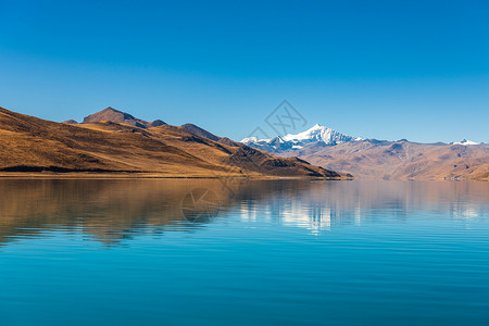湖面反射西藏羊卓雍措风景图背景