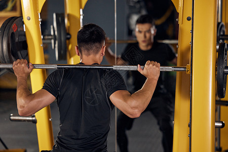体适能训练举重训练健身房里锻炼的男性背景