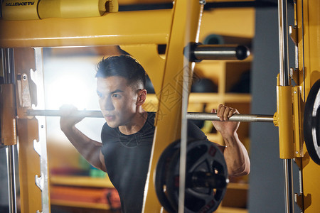 举重训练健身房里锻炼的男性高清图片