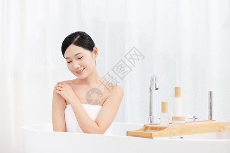 年轻女性沐浴后身体护肤泡澡高清图片素材