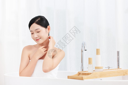 年轻女性沐浴后使用身体乳洗澡高清图片素材