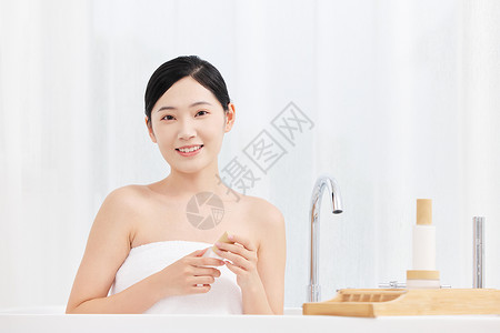 年轻女性泡澡护肤形象背景