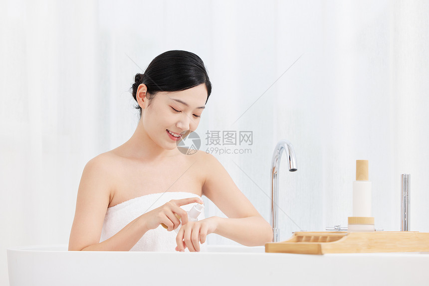 青年女性居家泡澡使用喷雾护肤图片