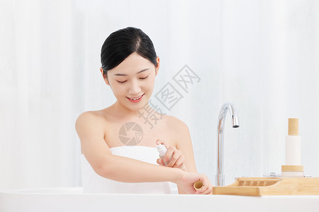 青年女性居家泡澡喷喷雾高清图片