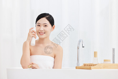 青年女性居家泡澡护肤图片