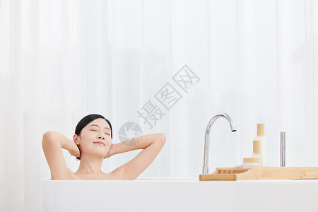 年轻女性泡澡伸展肢体图片