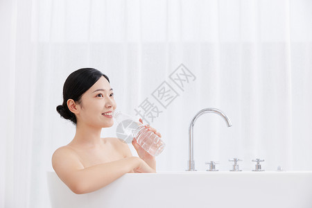 泡澡的青年女性喝水解渴背景图片