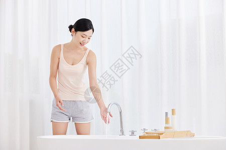 青年女性居家使用浴缸泡澡图片
