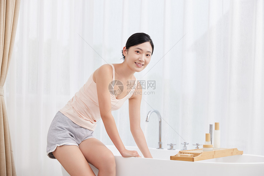 青年女性居家泡澡图片
